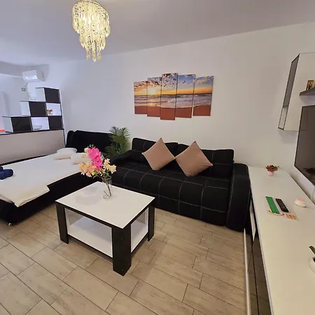 Azizi Elegant - Pool & Langa Plaja Apartment *